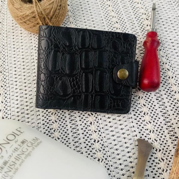 vegetable-tanned oil pull-up cow leather with an exquisite crocodile print finish