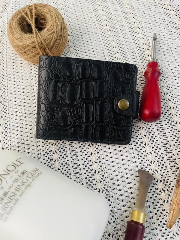 vegetable-tanned oil pull-up cow leather with an exquisite crocodile print finish